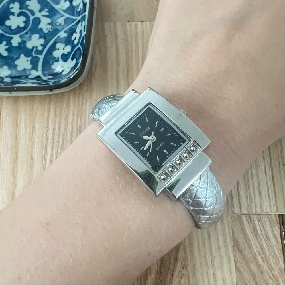 Terner ladies silver tone hinged cuff bracelet watch NEW BATTERY